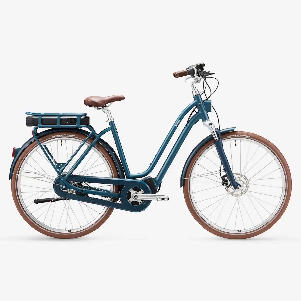 Decathlon Elops 920 E bleu canard à cadre bas, vu de profil, batterie sous le porte-bagages et chaîne sous carter