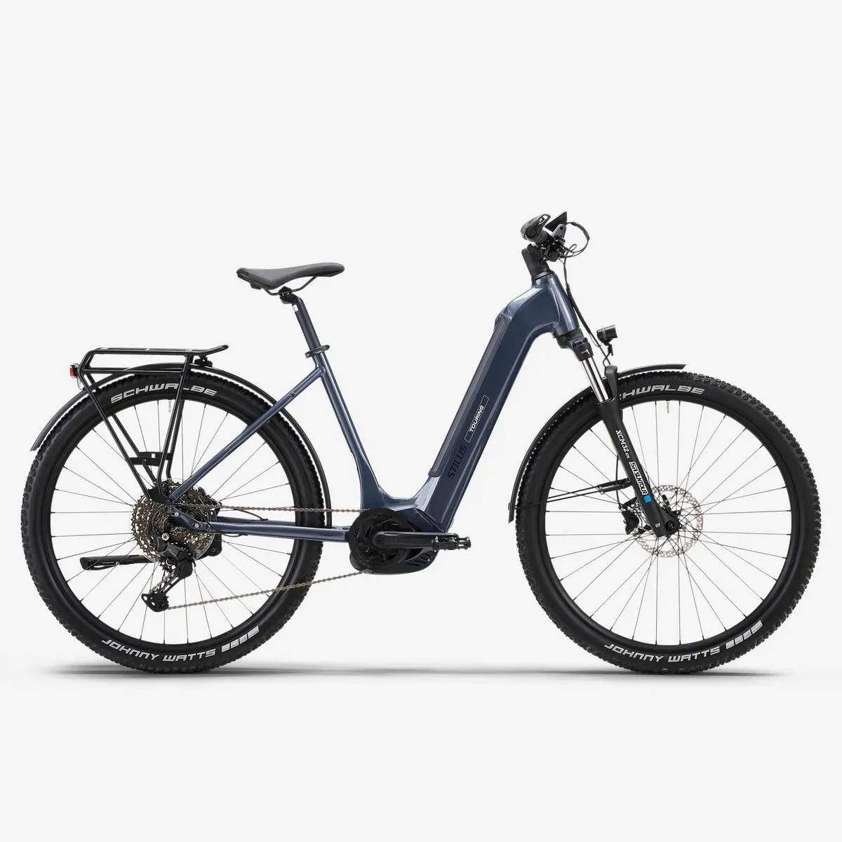 Vélo électrique Decathlon Stilus E-Touring bleu foncé à cadre bas, avec porte-bagages, garde-boue et fourche suspendue