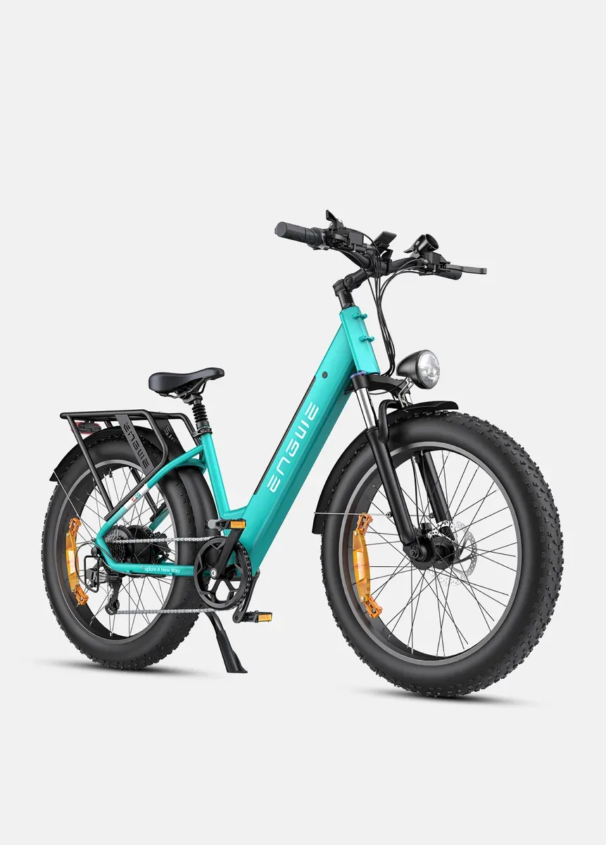 Fat bike électrique Engwe E26 bleu ciel en cadre bas, vu de trois quarts avant