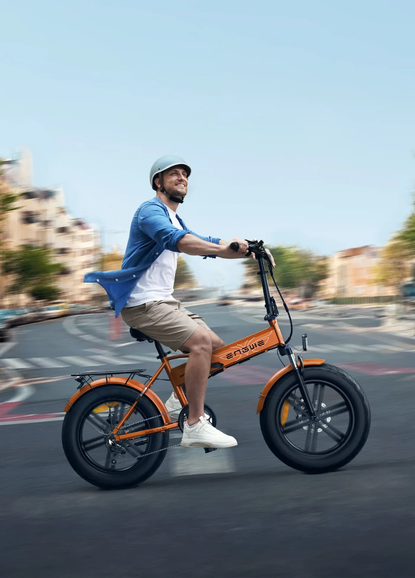 Cycliste en ville sur un Engwe EP-2 Boost orange